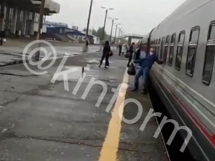 Был трезв. Полицейские рассказали подробности падения мужчины под поезд на вокзале Сургута
