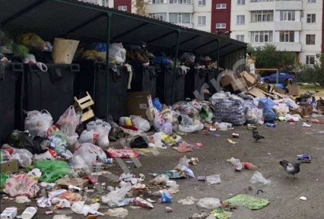 Сургутяне пожаловались на скопление мусора около контейнеров для сбора отходов