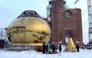 В строящемся Никольском храме в Белом Яру освятили купол
