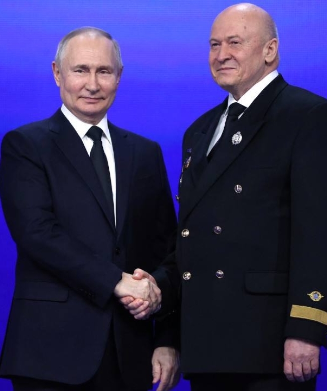 Президент России вручил госнаграду югорскому пилоту
