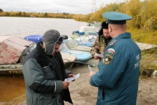 Спасатели напомнили югорским рыбакам о правилах безопасности на воде поздней осенью
