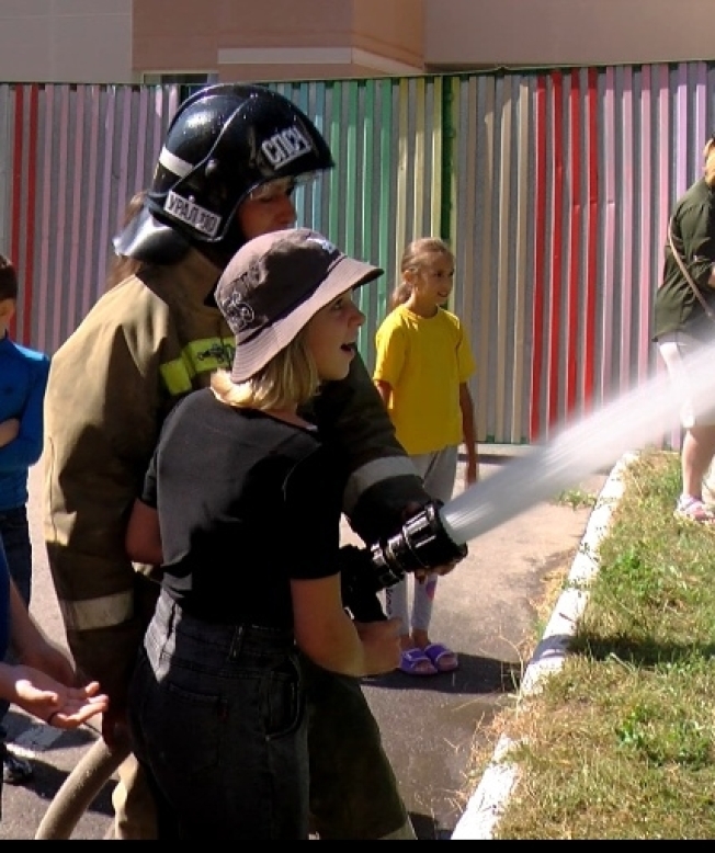 Представление для детей из Макеевки подготовили пожарные Сургута
