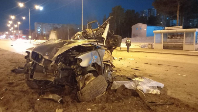 Машину разорвало на части. В Сургуте в ДТП погиб водитель «БМВ»