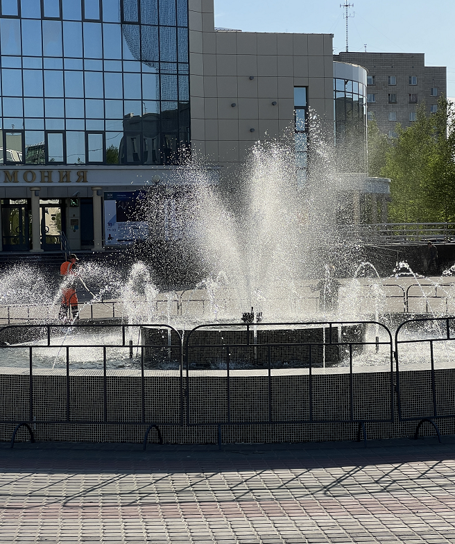 У администрации Сургута начал работать фонтан