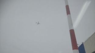 Самолет авиакомпании AZUR air совершил аварийную посадку в аэропорту Сургута