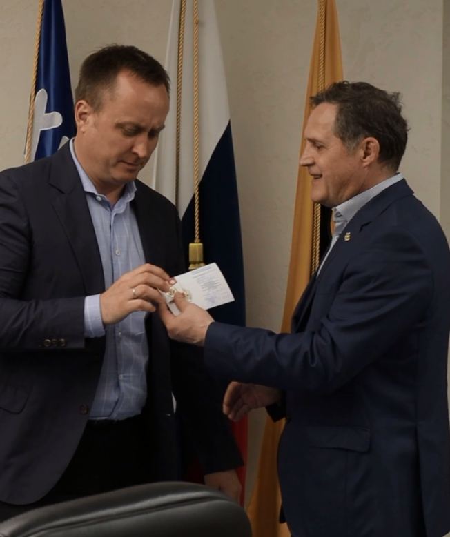Сургутские депутаты получили золотые значки ГТО