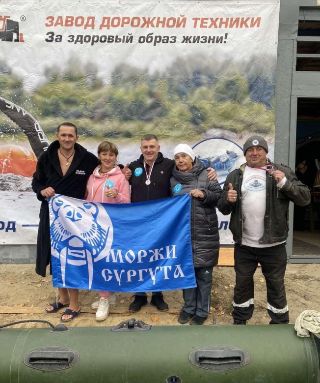 Сургутские «моржи» приехали с медалями с регионального чемпионата по зимнему плаванию