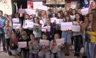 Дети и педагоги Сургута устроили флешмоб в поддержку паралимпийской сборной России