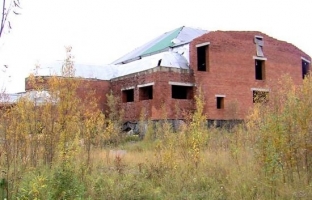 Недостроенную станцию юных натуралистов в Сургуте снесут