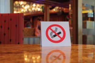 Кальяны и электронные сигареты приравняли к обычному табаку. Что грозит за их курение в общественных местах?