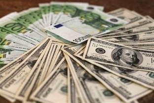 Официальный курс доллара вырос почти на два рубля
