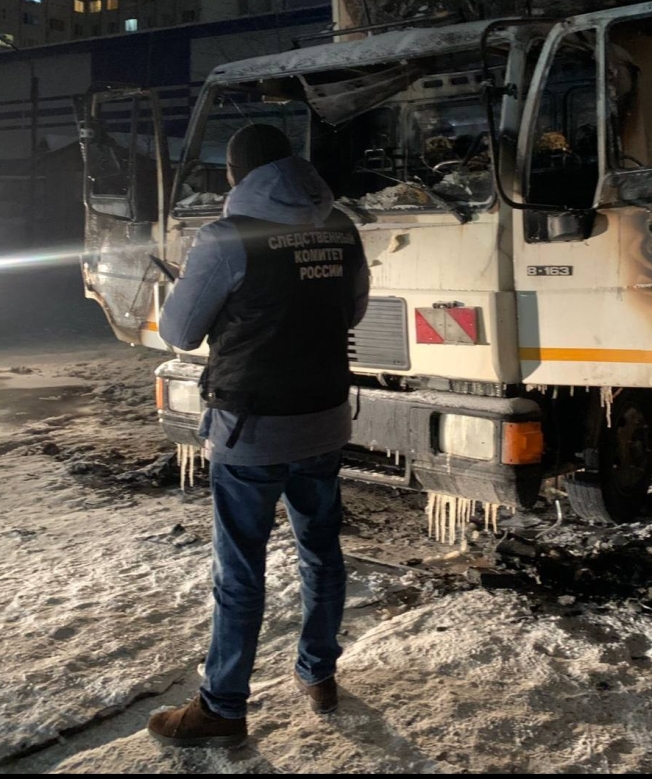 В Сургуте в кабине горящего грузовика погиб мужчина