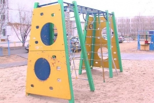 В Сургуте приводят в порядок детские площадки