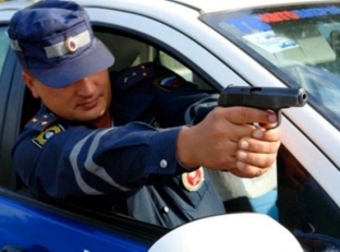 В Югре полицейские открыли стрельбу по автомобилю // ВИДЕО