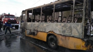 В Тюменской области на трассе сгорел школьный автобус
