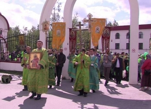 В общегородском крестном ходе приняли участие около двух тысяч сургутян
