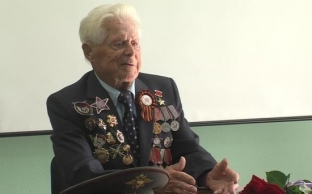 Сотрудники вневедомственной охраны Сургута поздравили ветерана ВОВ с 95-летием