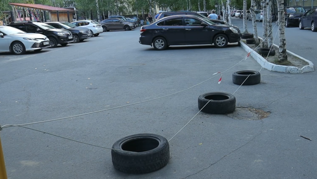 В одном из сургутских дворов развернулась нешуточная борьба за парковку