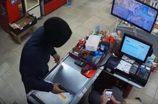 Деньги гони! В Сургуте задержали мужчину, ограбившего магазин в Пыть-Яхе