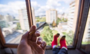 Правительство запретило россиянам курить на балконах
