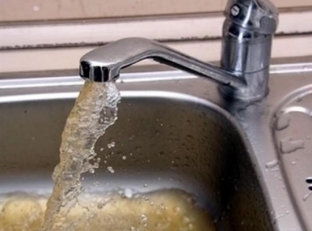 Кто оплатит перерасчет? Власти Сургута продолжают заниматься проблемой грязной воды в квартирах горожан