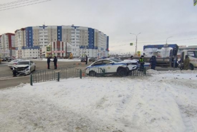 Патрульная машина ГИБДД попала в ДТП на перекрестке улиц 30 лет Победы – Каролинского