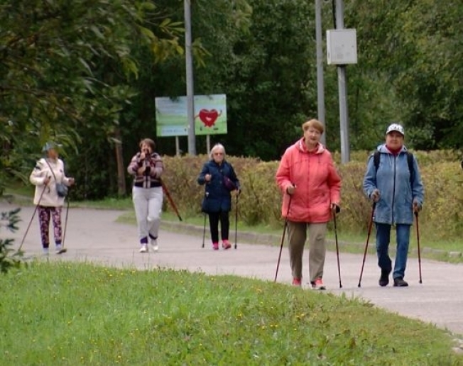 Парк «За Саймой» обследовали любители скандинавской ходьбы
