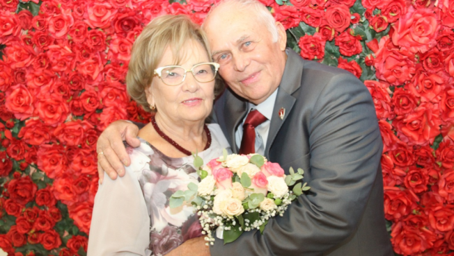 Пара из Сургута отметила изумрудный юбилей свадьбы
