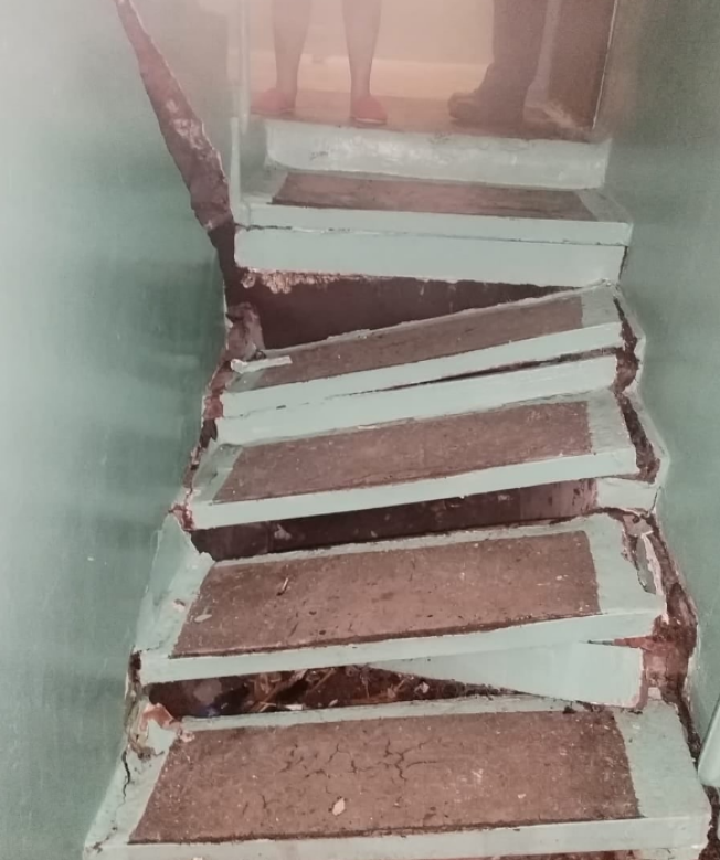 Следователи в Нижневартовске проводят проверку по факту обрушения лестницы в жилом доме