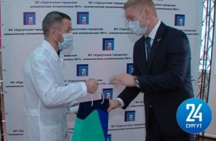 Общественники обеспечили врачей первой поликлиники Сургута мобильной связью