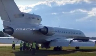 Нештатная посадка. Самолет, прилетевший из Сургута в Саратов, выкатился за пределы полосы