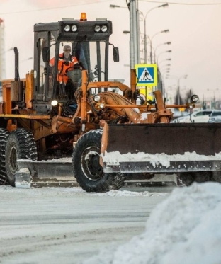 В Сургуте продолжают устранять последствия обильного снегопада