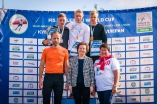 Губернатор Югры вручила медали победителям этапа Кубка мира по лыжероллерам