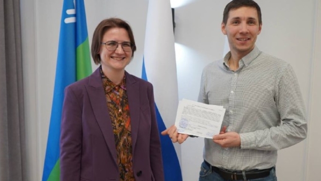 В Югре выдали первый жилищный сертификат молодому ученому