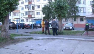 В Сургуте жильцы жалуются на сквозной проезд и отсутствие детской площадки во дворе