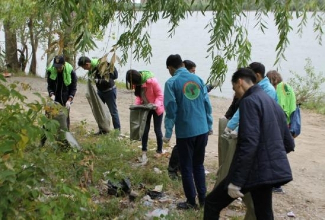 Жители югорской столицы в рамках субботника на берегу Иртыша собрали 50 мешков мусора