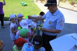 Инспекторы ДПС Сургута призвали детей из «Центра раннего развития» «засветиться»