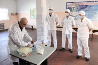 Шеф-повар сургутского ресторана научил заключенных печь куличи