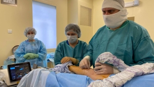 Сургутские сосудистые хирурги провели сто операций инновационным методом
