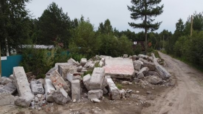 Война за чистоту улицы. Сургутские дачники требуют убрать свалку строительного мусора в их кооперативе