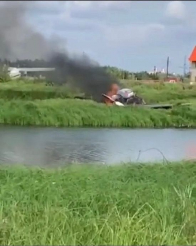 В сети опубликовали видео с крушением самолета на аэродроме Боровая в Сургуте