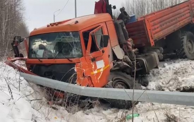 В Югре при столкновении «Тойоты» с КамАЗом погиб водитель иномарки