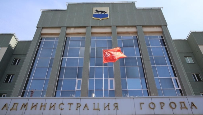 На здании администрации в Сургуте развернули Знамя Победы