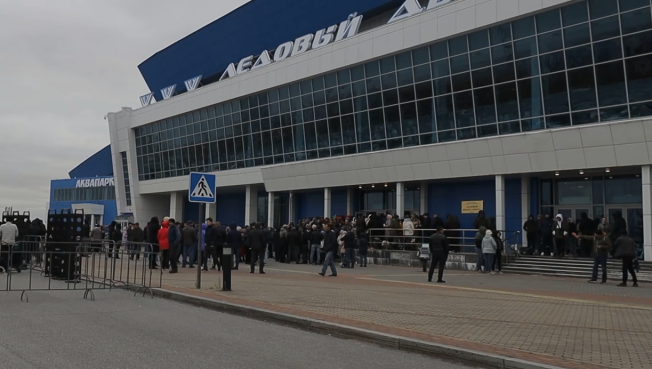 Сотни мобилизованных сургутян прибыли в Ледовый дворец спорта на контрольную явку
