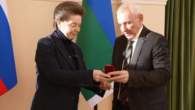 За вклад в социально-экономическое развитие Югры наградили первого губернатора округа Александра Филипенко