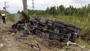 В Югре КамАЗ столкнулся с поездом