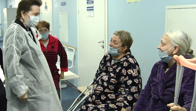 Губернатор Югры в Сургутской травматологической больнице встретилась с пациентами из ДНР