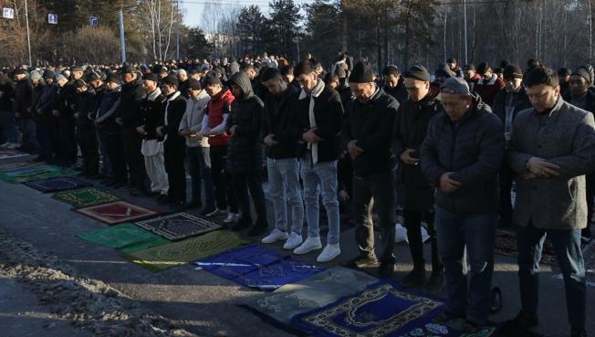 Тысячи сургутских верующих встретили Ураза-байрам праздничной молитвой // ВИДЕО