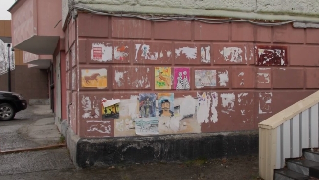 Детские рисунки на фасаде сургутской многоэтажки стали камнем преткновения между УК и художественной школой