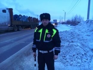 Полицейский из Нефтеюганска помог сургутянину отремонтировать автомобиль